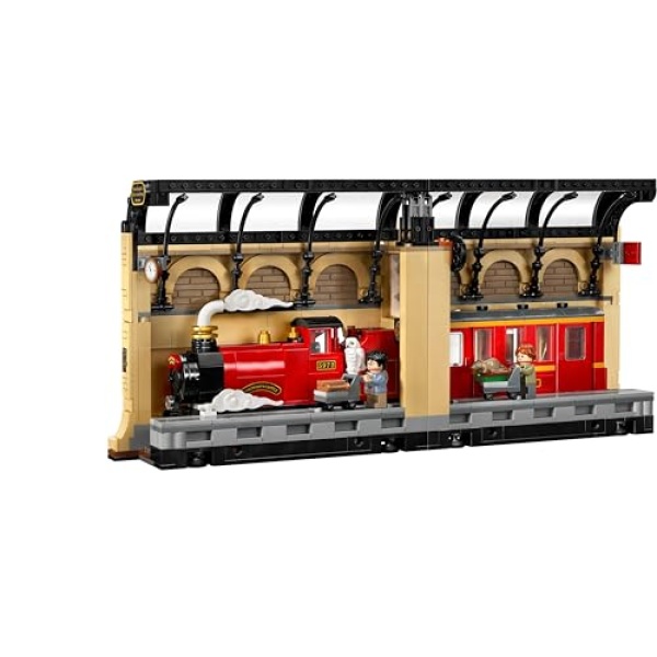 LEGO Harry Potter Book Nook: Hogwarts Express Toy Set 76450 - Image 3
