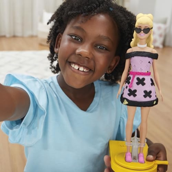Play-Doh Barbie Designer Fashion Show Playset with 6 Tubs - Image 3