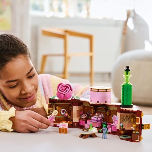 LEGO Wicked Glinda & Elphaba's Dormitory, Movie Set 75683 - Image 5