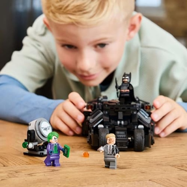 LEGO DC Batman Tumbler vs. Two-Face & The Joker Set 76303 - Image 4