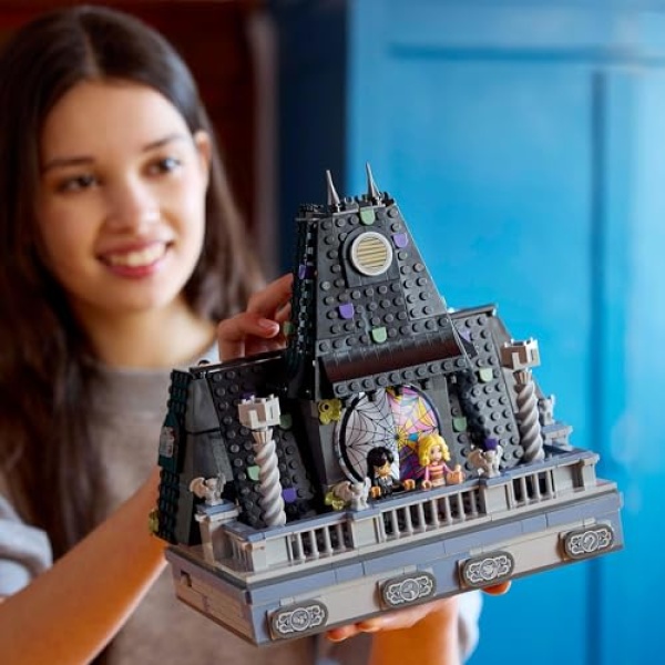 LEGO Wednesday & Enid's Dorm Room Set with Mini-Dolls 76781 - Image 5
