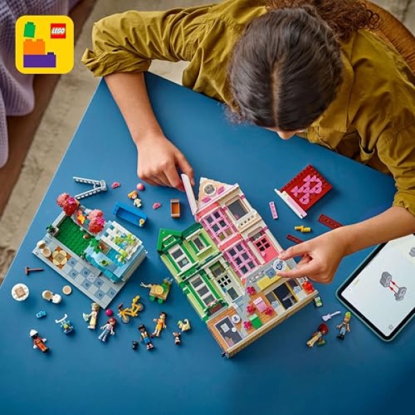 LEGO Friends Heartlake City Apartments and Shops Set 42670 - Image 2