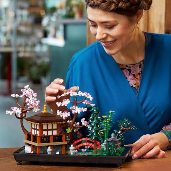 LEGO Icons Tranquil Garden Botanical Set with Flowers 10315 - Image 8