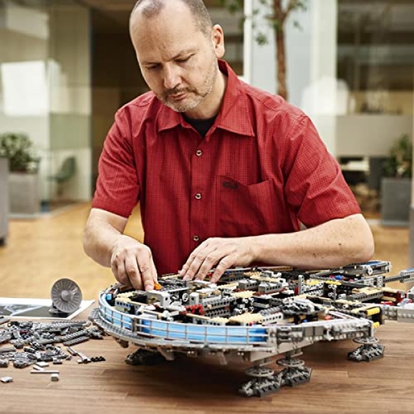 LEGO Star Wars Millennium Falcon Collector Series Set 75192 - Image 6