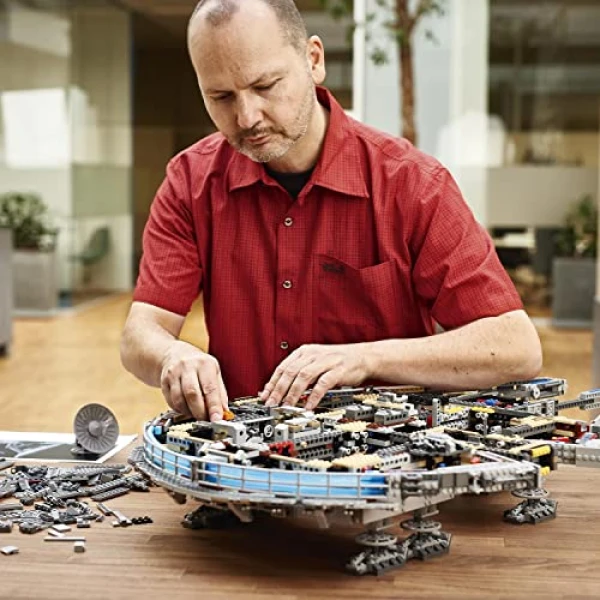 LEGO Star Wars Millennium Falcon Collector Series Set 75192 - Image 6