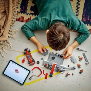 LEGO City F1 Pit Stop & Pit Crew with Ferrari Car Toy 60443