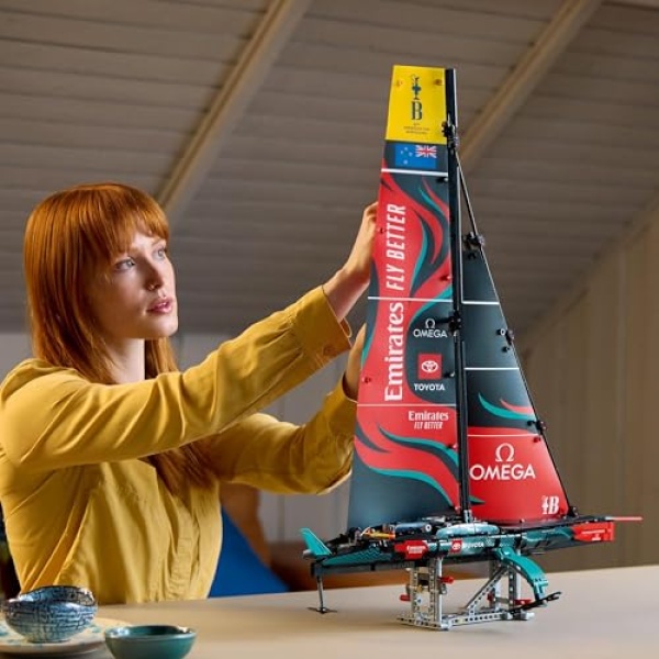 LEGO Technic Emirates Team New Zealand AC75 Yacht Set 42174 - Image 6