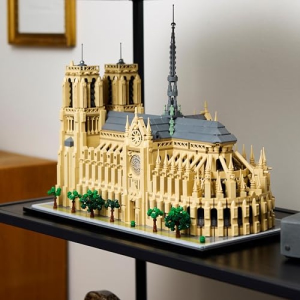 LEGO Architecture Notre-Dame de Paris Set for Adults 21061 - Image 2