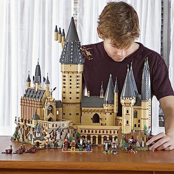 LEGO Harry Potter Hogwarts Castle Toy 71043 - Image 5
